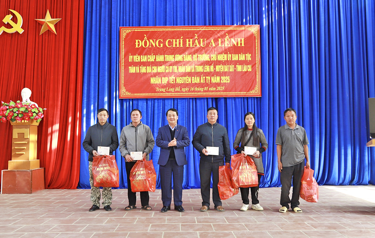 Bộ trưởng, Chủ nhiệm Hầu A Lềnh thăm, chúc Tết tại huyện Bát Xát, tỉnh Lào Cai